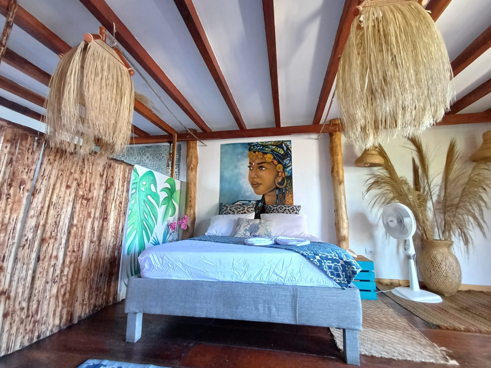 Cabaña Boho con arte afro-caribeño